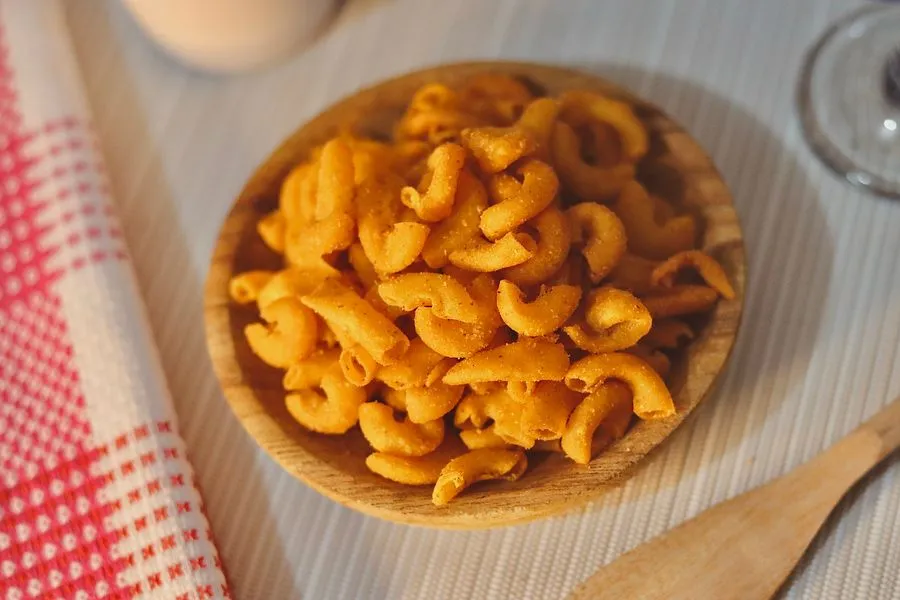 Aneka snack di mangkuk kayu
